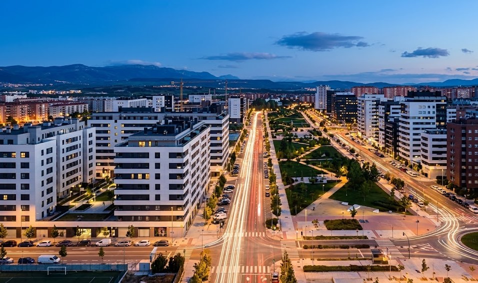 Vista nocturna urbana de las amplias avenidas y modernos bloques de pisos en el barrio de Lezkairu, Pamplona